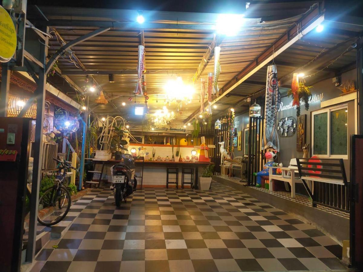 Ruenthip Homestay Bangkok Exterior photo